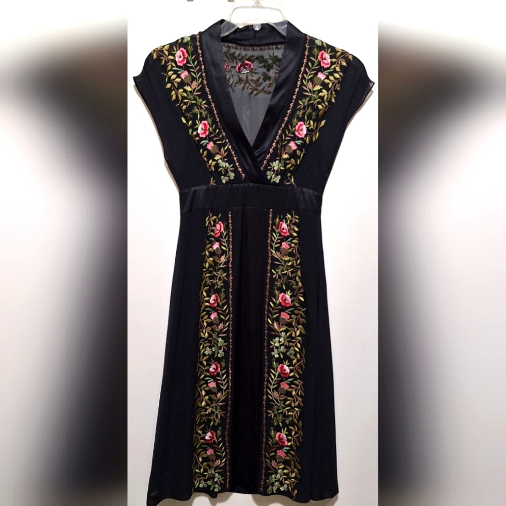 NEW SUE WONG SLEEVELESS SHEER V-NECK, MIDI DRESS WITH FLORAL EMBRODIARY & SILK.